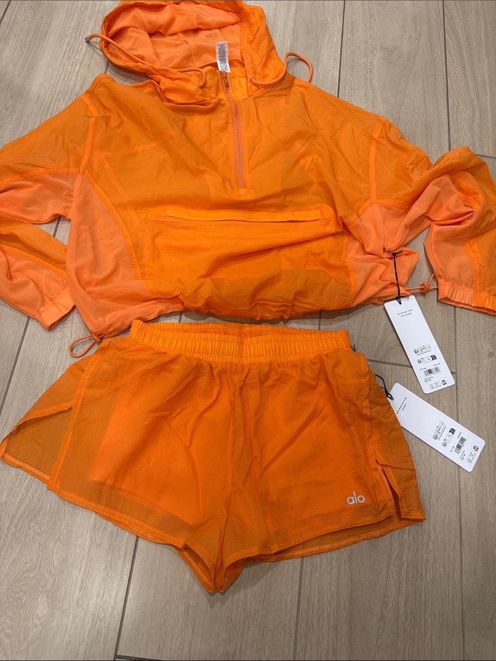 ALO Yoga Women’s Orange Athletic Set - Picture 2 of 6
